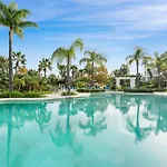 Luxury With Free Alcazaba Lagoon Access Apartment